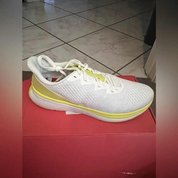 Lane Eight Men’s Relay Trainers in Key Lime, Sz 10 NIB - Picture 7 of 8